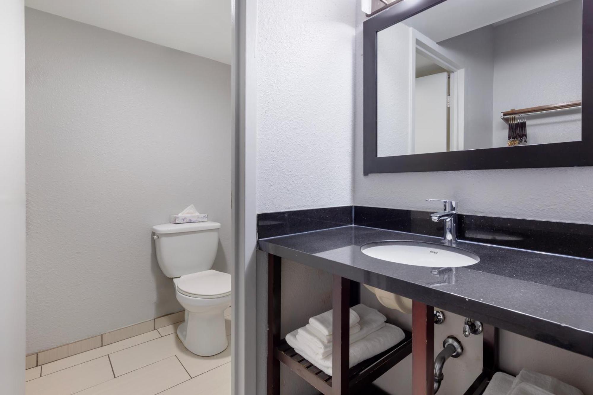 Clarion Hotel & Suites BWI Airport North Brooklyn Park Esterno foto