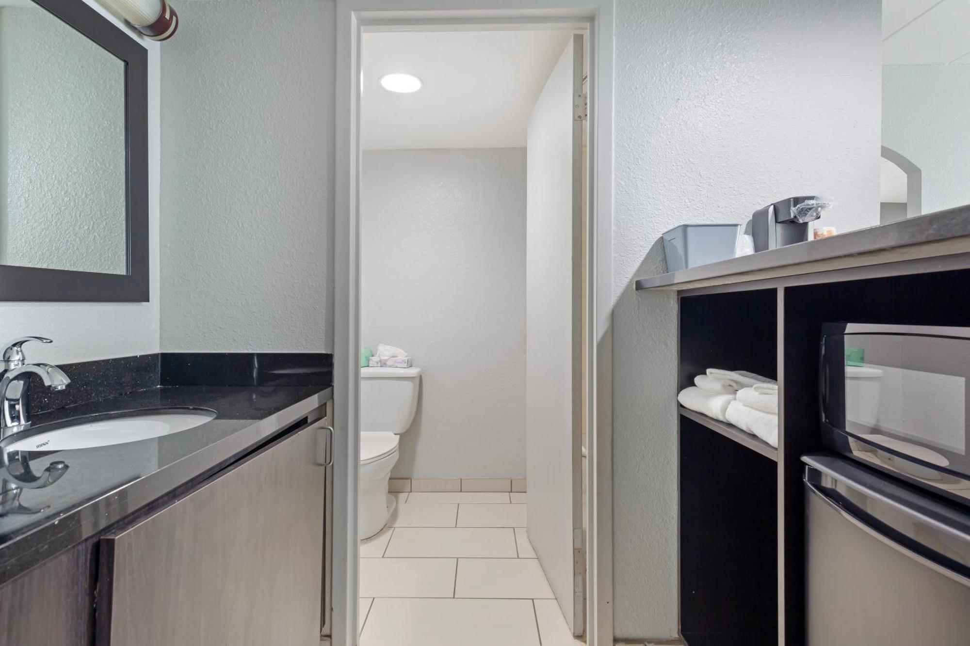 Clarion Hotel & Suites BWI Airport North Brooklyn Park Esterno foto